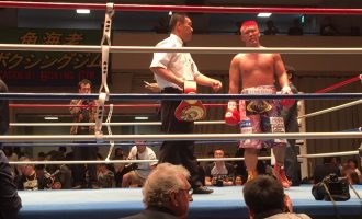［左］ボクシング東洋太平洋ヘビー級チャンピオン京太郎さん・［右］アントニオ小猪木さんと-1