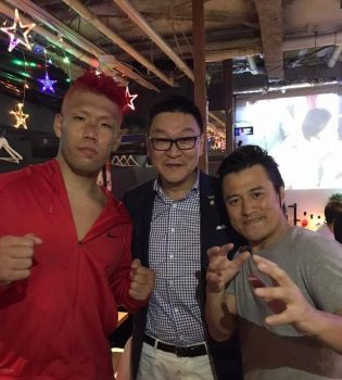 ［左］ボクシング東洋太平洋ヘビー級チャンピオン京太郎さん・［右］アントニオ小猪木さんと-1